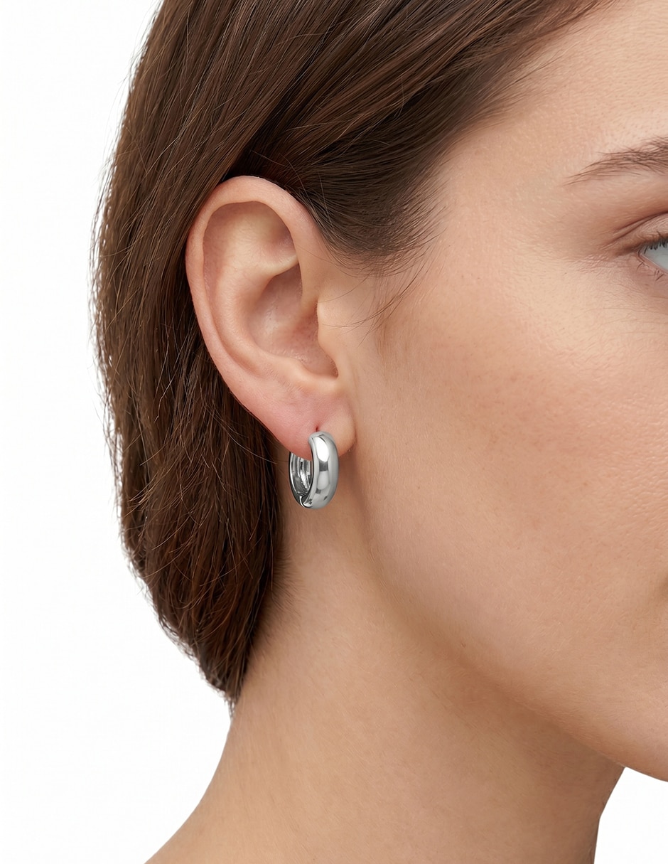 Aretes cortos circulares Bryar con acabado liso 3