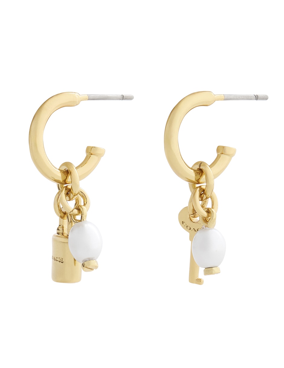 Aretes cortos NOVMKT1 con acabado brillante Aretes cortos NOVMKT1 con acabado brillante