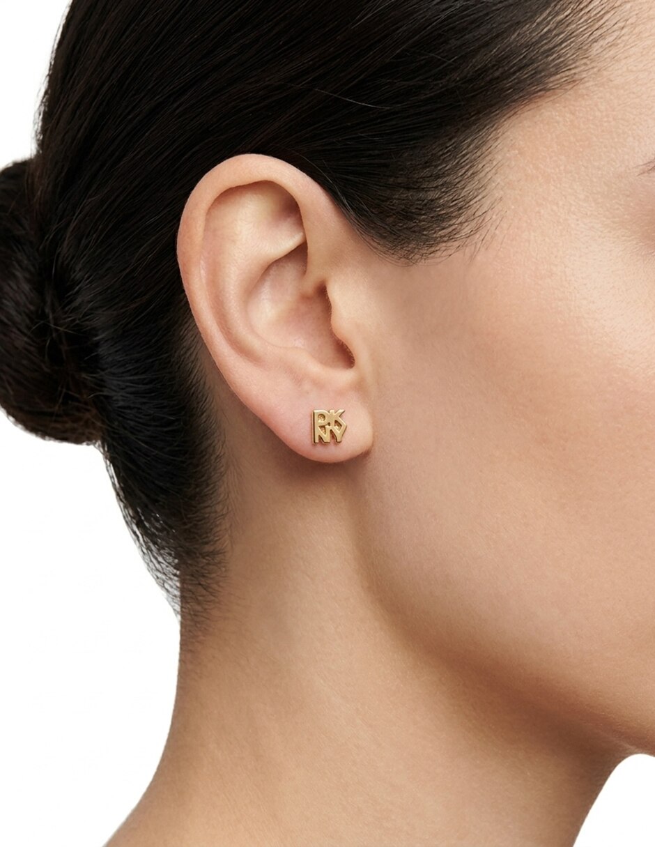 Aretes de logo Kylah con acabado liso 3