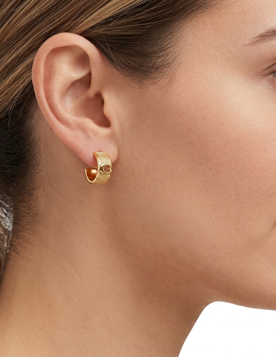 Aretes cortos con acabado brillante 3