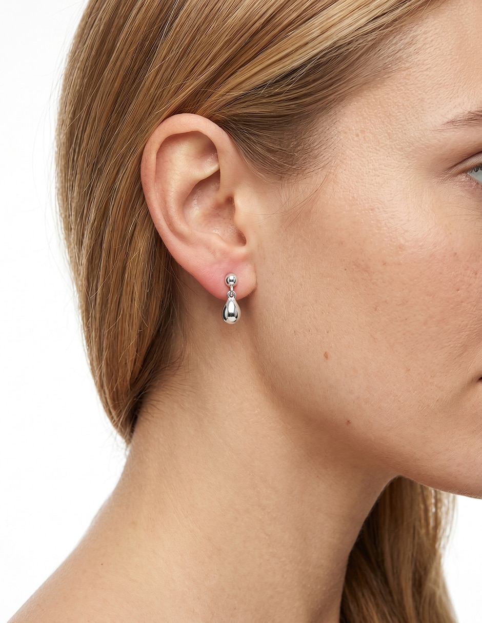 Aretes Nine West Metal Ears con acabado pulido