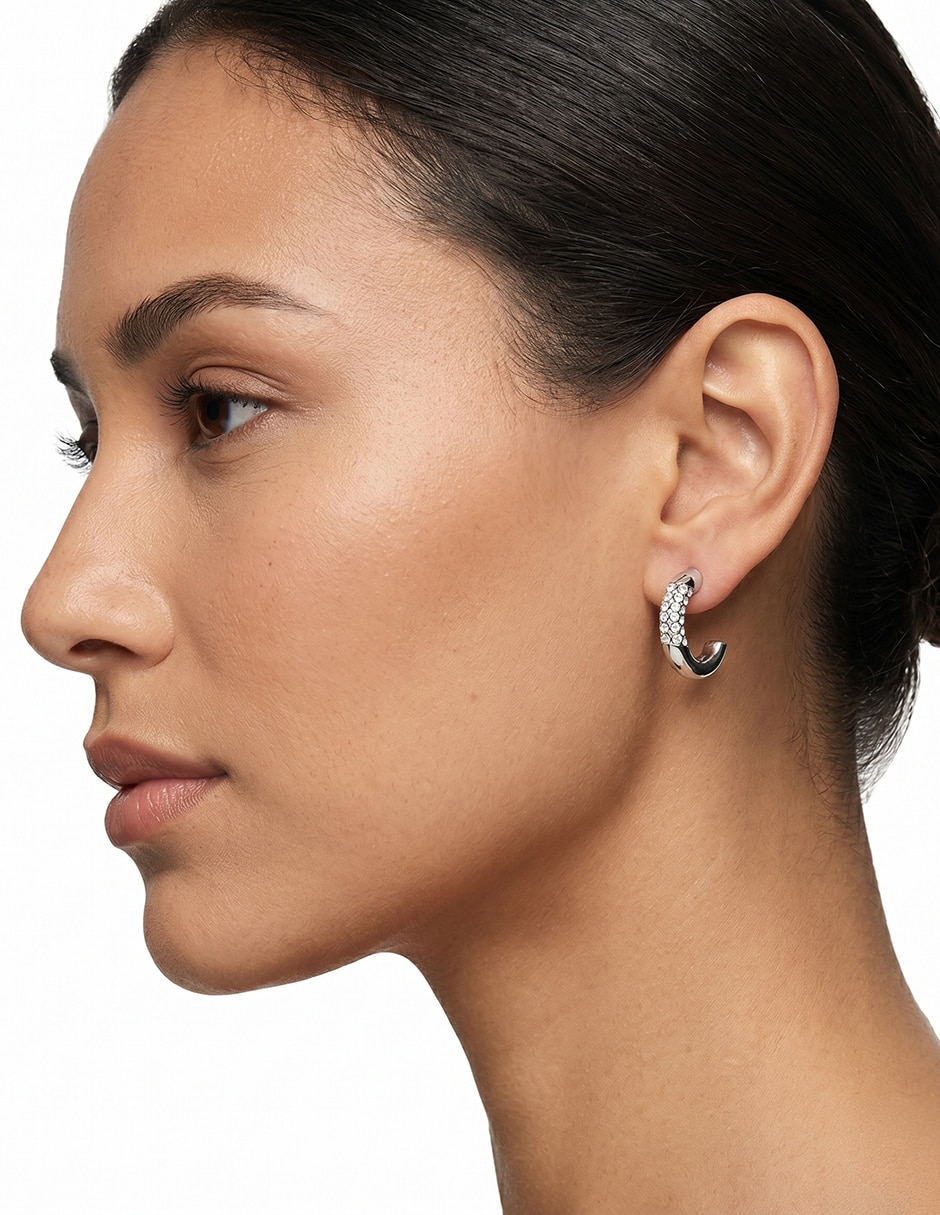 Aretes cortos Nine West Silver Pave con acabado brillante cristal