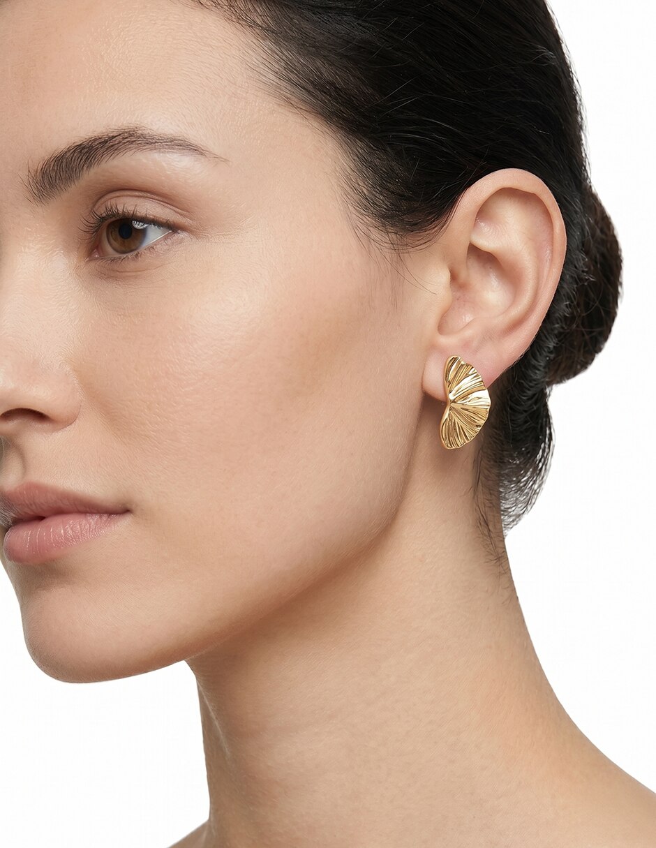 Aretes Gold Petals con acabado pulido 2