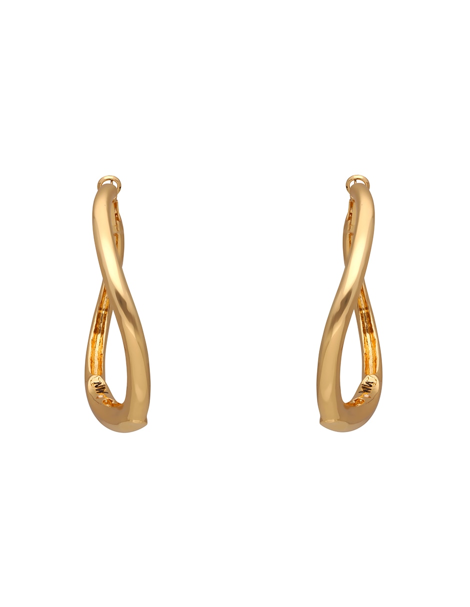 Aretes cortos con acabado pulido