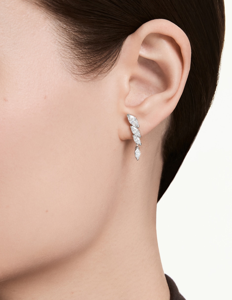 Aretes largos de Mesmera con acabado brillante 4
