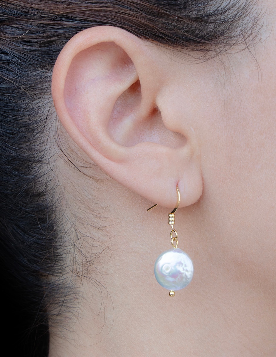 Aretes largos de perla coin de metal con acabado pulido perla