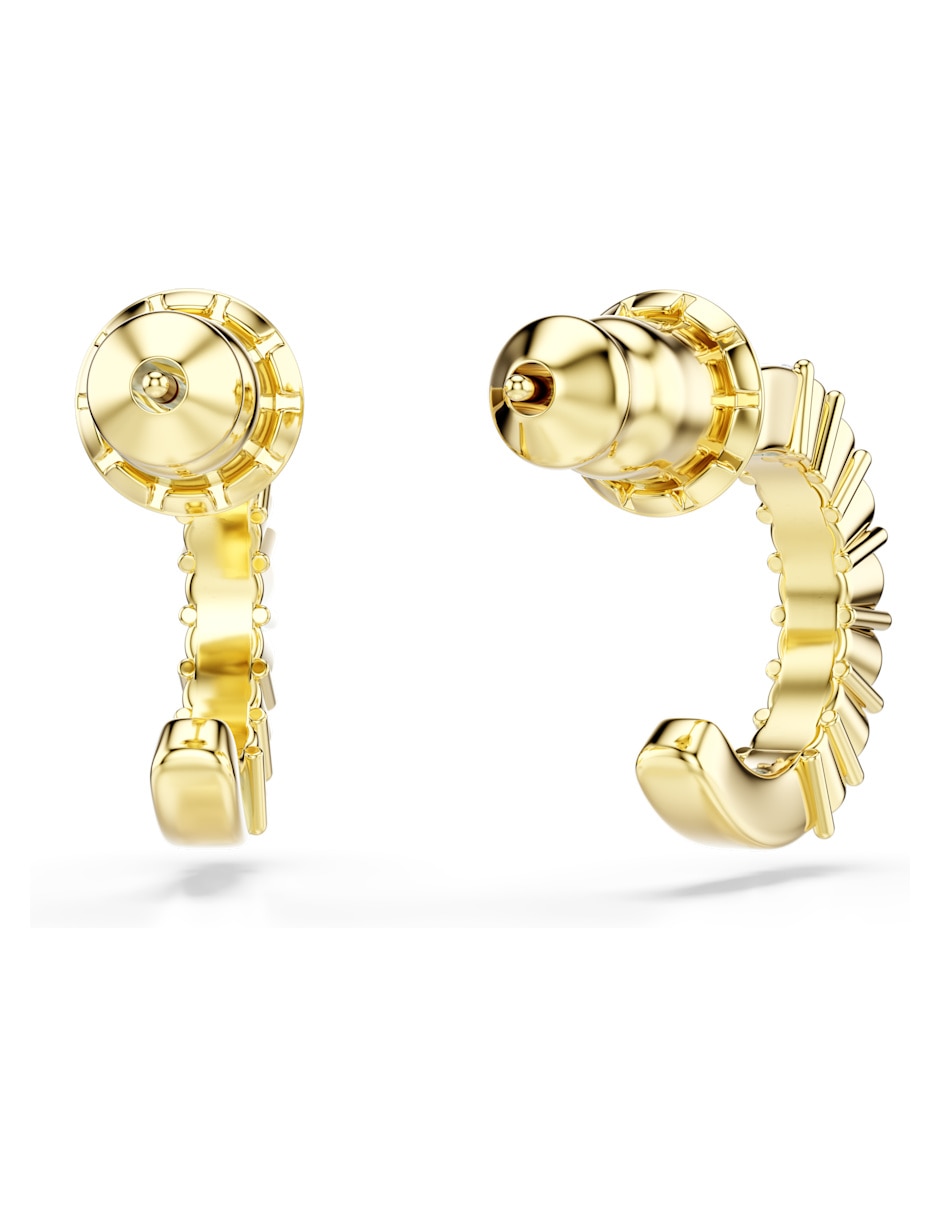 Aretes corto de de metal con acabado brillante