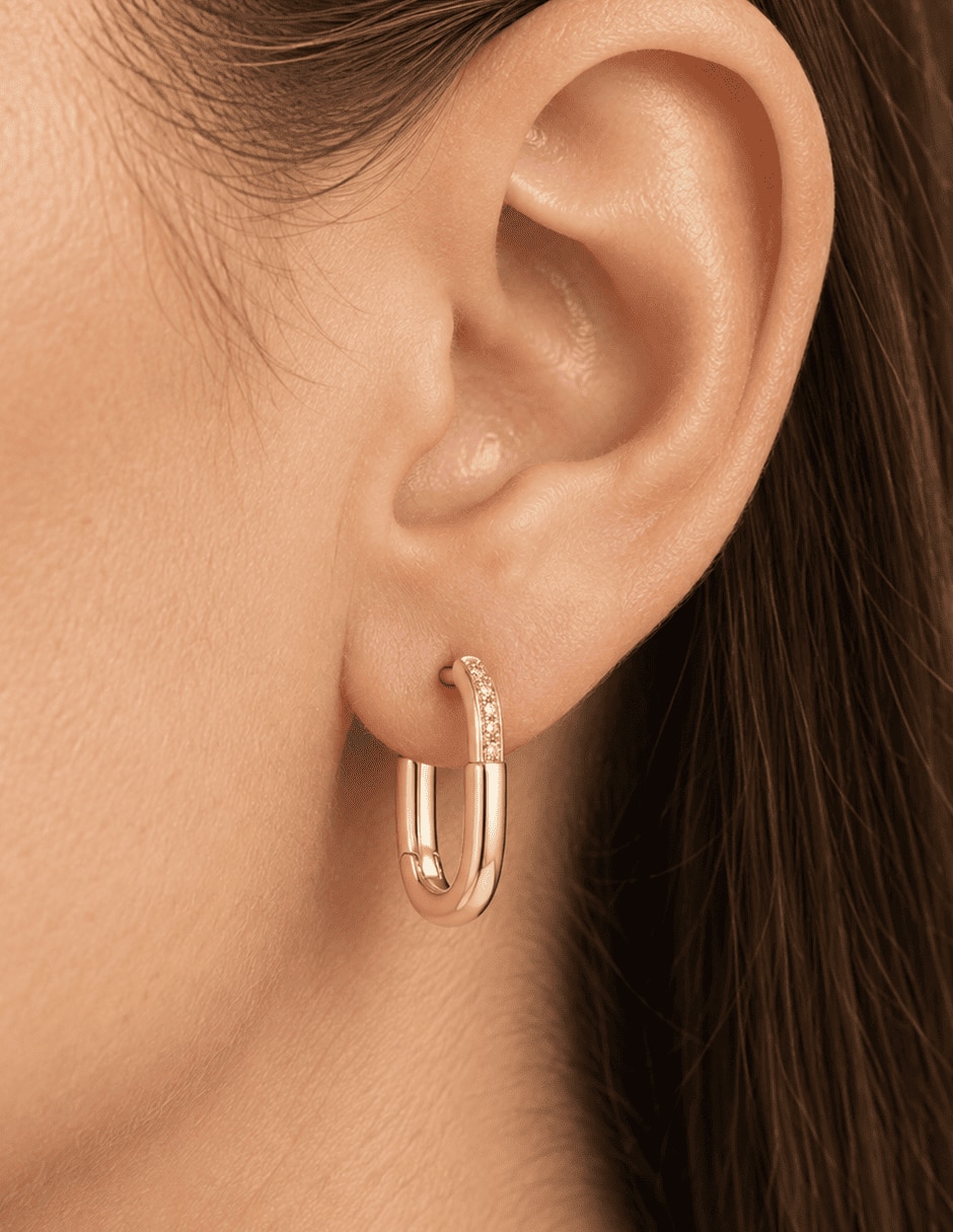 Aretes huggies ovalados con acabado baño de oro 14 K zirconia 4