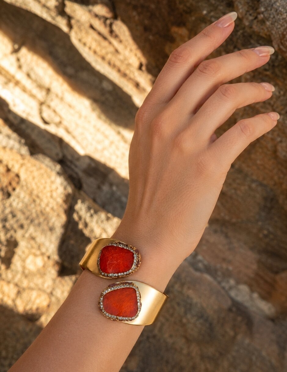 Brazalete con piedra natural Carmiín acabado baño de oro 8