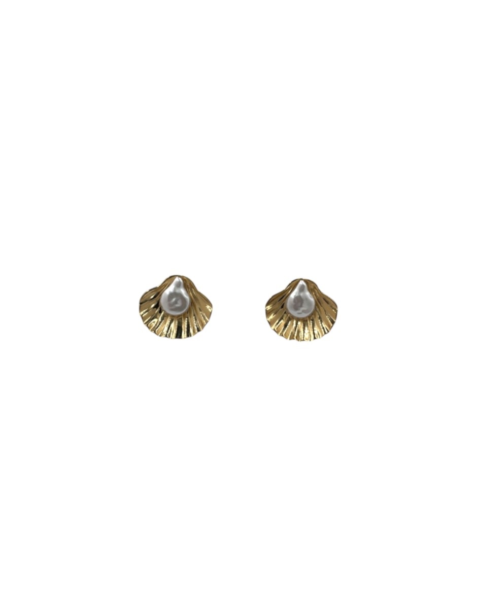 Aretes cortos de acero inoxidable con acabado chapa de oro perla Aretes cortos de acero inoxidable con acabado chapa de oro perla