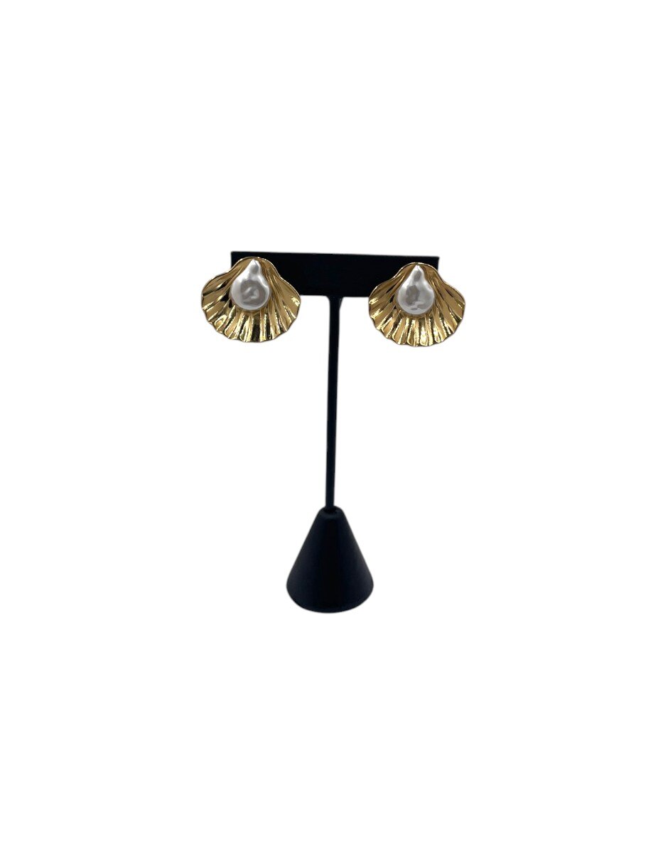 Aretes cortos de acero inoxidable con acabado chapa de oro perla 3