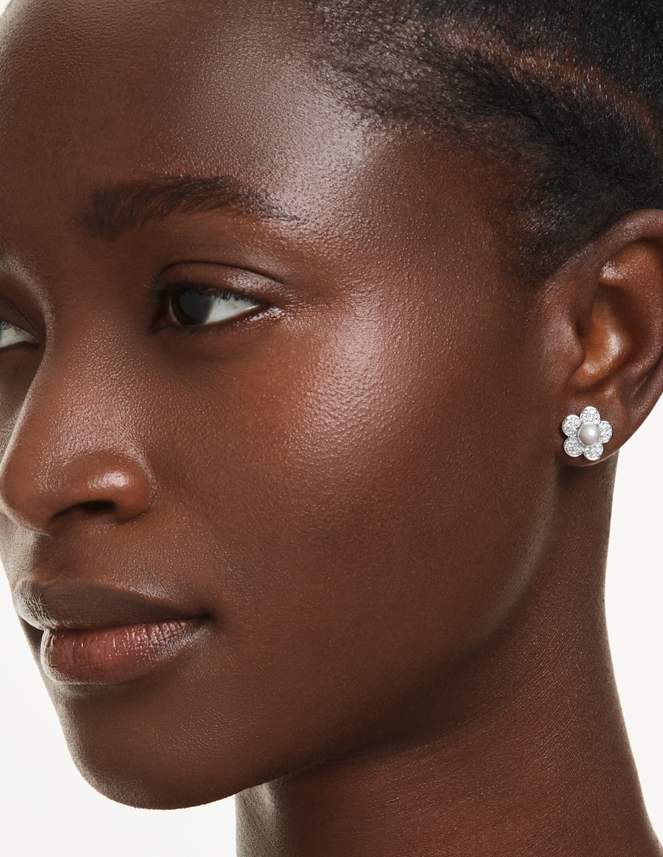Aretes cortos de flor Capsule con acabado brillante 2