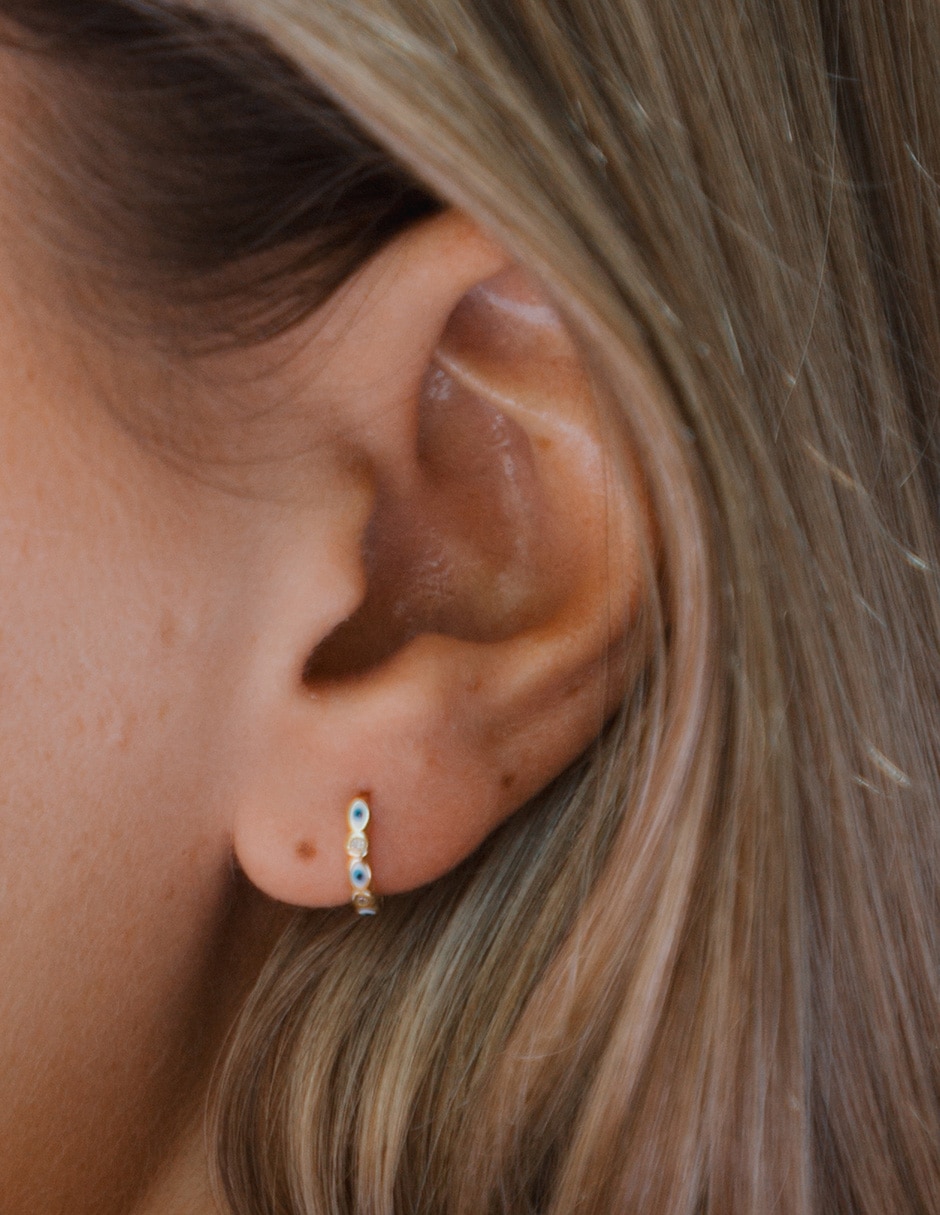 Aretes huggies de ojo turco Carmela Mía 14 K con acabado baño de oro zirconia 4